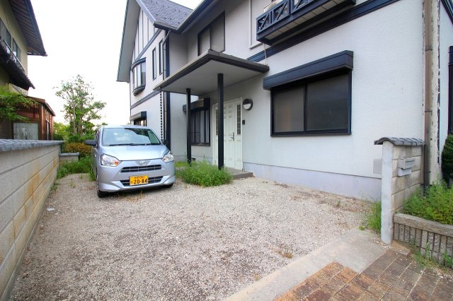 伯耆町岸本中古戸建の駐車場|敷地内に3～4台の駐車スペースもございます。