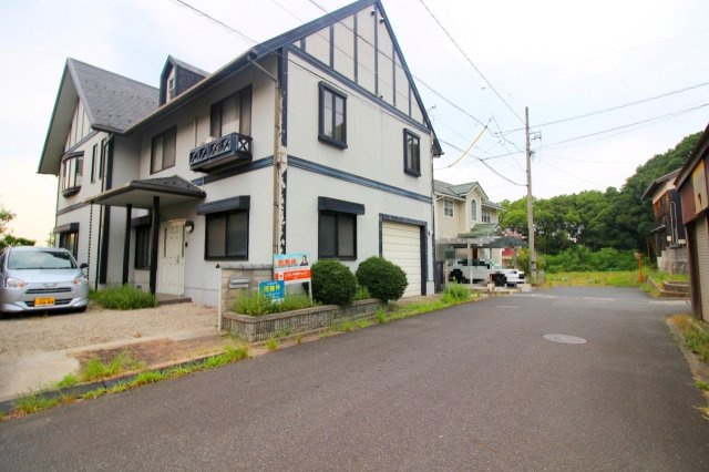 伯耆町岸本中古戸建の前面道路含む現地写真|前面道路は、ストレスのない幅員約6ｍの道路になります。