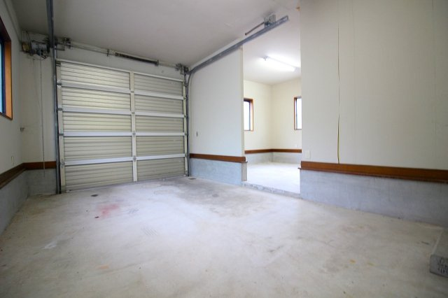 伯耆町岸本中古戸建の駐車場|ビルトインガレージ横には土間収納（バイク等も駐輪可能）もございます♪