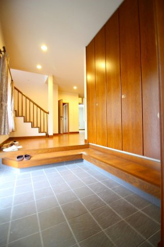 伯耆町岸本中古戸建のエントランス|壁一面収納があり、靴等沢山のものを収納し、玄関を綺麗に維持管理できます。