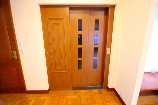 伯耆町岸本中古戸建の設備|ホームエレベーター完備の住宅になります。老後も安心して長期的に住める住宅になります。