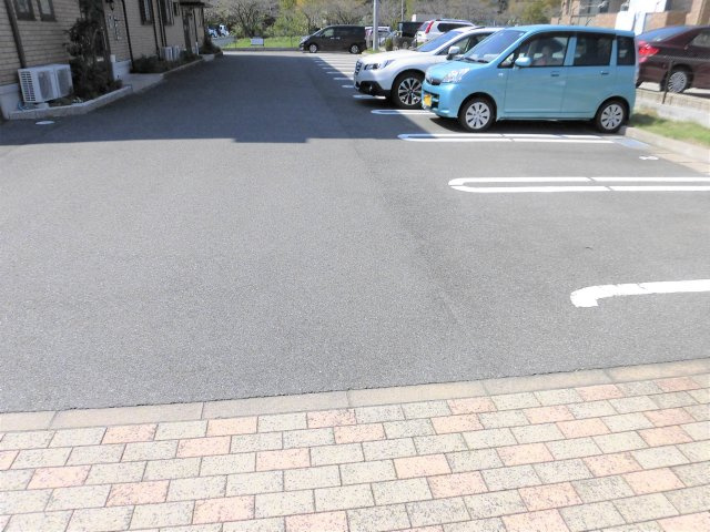 パームフェリーチェ　C棟の駐車場