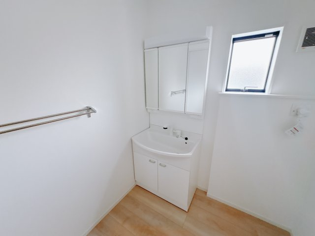 【Cradle garden】真岡市荒町 第12の独立洗面台|〇洗面化粧台〇
オシャレな三面鏡を採用した洗面化粧台。鏡の裏はリネンの保管に便利な収納です。
※2025年9月撮影