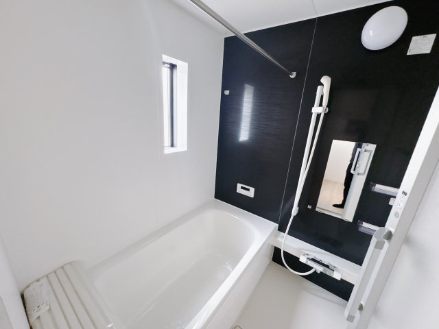 【Cradle garden】真岡市荒町 第12の浴室|〇浴室〇
家族みんなの使いやすさとリラクゼーションを追求した体も心も安らぐバスルーム♪														
浴室暖房乾燥機も完備、雨の日のお洗濯物はお風呂で乾かせます。
※2025年9月撮影