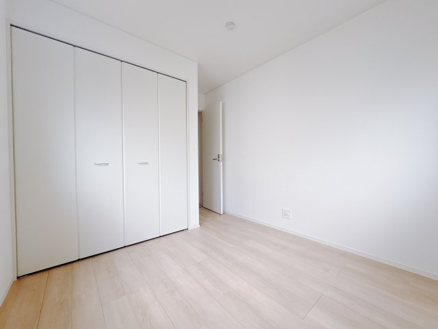 【Cradle garden】真岡市荒町 第12の洋室|〇洋室5帖〇
お子様の一人部屋に最適な居室です。クローゼットも付いているので、お子様が自然とお片付けできる環境に♪
※2025年9月撮影