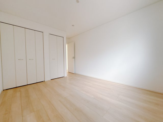 【Cradle garden】真岡市荒町 第12の洋室|〇洋室7.5帖〇
お子様の勉強机やベッドを置いても十分な広さです。
※2025年9月撮影