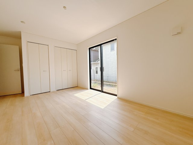 【Cradle garden】真岡市荒町 第12の洋室|〇洋室9.25帖〇
広々とした主寝室♪二面採光の明るく開放感のある洋室です。きなベッドを置いて、家族みんなで眠れる寝室にいかがでしょうか？
※2025年9月撮影