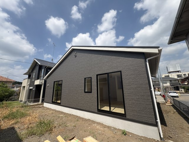 【Cradle garden】真岡市荒町 第12の前面道路含む現地写真|〇限定1邸〇
防犯カメラ付きでセキュリティーしっかり♪ワンフロアの平屋は生活動線がコンパクトになり移動もラクラク♪コミュニケーションが取りやすいのもメリットです。
まずはお気軽にお問い合わせください。