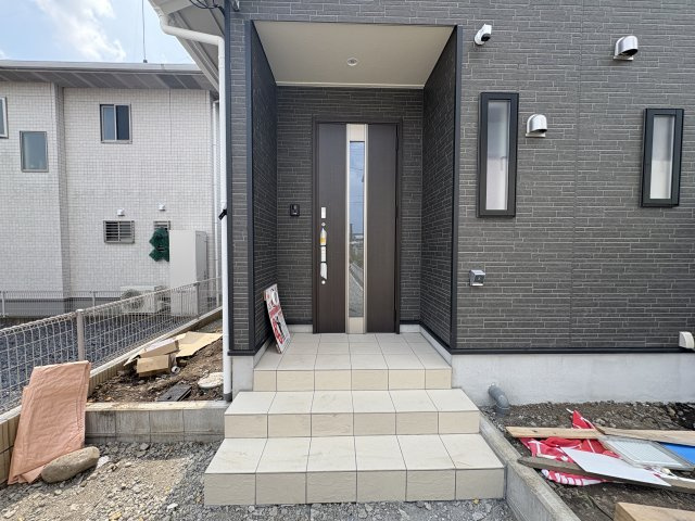 【Cradle garden】真岡市荒町 第12の玄関|〇玄関ポーチ〇
隣家がワンクッションとなる旗竿地は、庭が道路に面さず、静かでプライバシーを保ちやすいです。道の広さ日当たりなど、ぜひ現地もご確認ください！
※2025年9月撮影