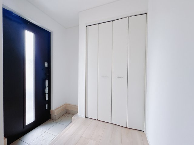 【Cradle garden】真岡市荒町 第12の玄関|〇玄関〇
お客様をお出迎えする玄関は、白を基調とした清潔感のあふれる空間となっております。
高さ調節自由な可動棚付きシューズクローク完備♪
※2025年9月撮影