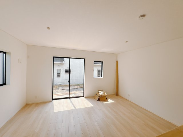 【Cradle garden】真岡市荒町 第12の居間・リビング|〇LDK16.25帖〇
ご家族の毎日の団欒の時間を過ごすリビングは、大きな窓から太陽の光が入りこみ風通しも良好です。
※2025年9月撮影