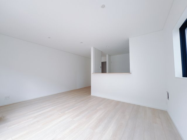 【Cradle garden】真岡市荒町 第12の居間・リビング|〇LDK16.25帖〇
キッチンから視線が通るリビングダイニングは自然とコミュニケーションが生まれ家族が集まる空間に。
※2025年9月撮影