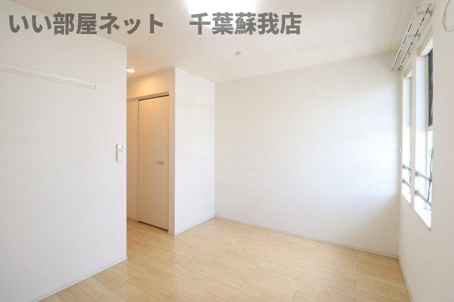 プリムローズＡの寝室|広くて明るい寝室