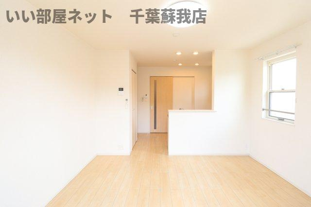プリムローズＡの居間・リビング|こちらの居間で趣味の時間をお楽しみください