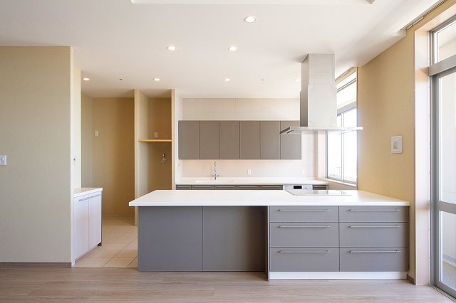 ディーグラフォート神戸三宮タワーの居間・リビング|まるで海外のレジデンスのような美しさを纏う、
フルフラットのオープンキッチン
設備を一新し、
無駄を削ぎ落としたシンプルな造形と
上質なマテリアルが調和した機能美あふれるキッチンです