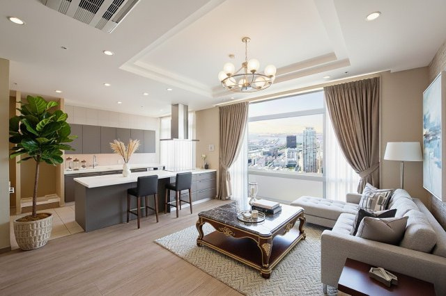 ディーグラフォート神戸三宮タワーの居間・リビング|約28.6帖の広々LDKは、大型家具を置いてもゆとりある空間
上質なインテリアと素材が調和し、ラグジュアリーな時間を演出します
（※画像は家具のレイアウトイメージです）