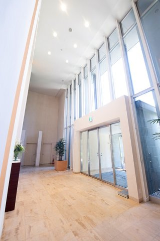 ディーグラフォート神戸三宮タワーのエントランス