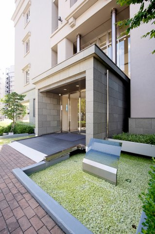 ディーグラフォート神戸三宮タワーのエントランス