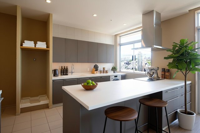 ディーグラフォート神戸三宮タワーのキッチン|大きなペニンシュラキッチンは、空間に華やかさと重厚感を添える上質なデザイン
ご家族やゲストと会話を楽しみながら調理ができる、ホテルのダイニングのような空間です
（※画像は家具のレイアウトイメージです）