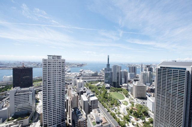 ディーグラフォート神戸三宮タワーの展望|昼は街の賑わいと青い海のコントラスト、
夜は宝石をちりばめたような煌めく夜景が広がります