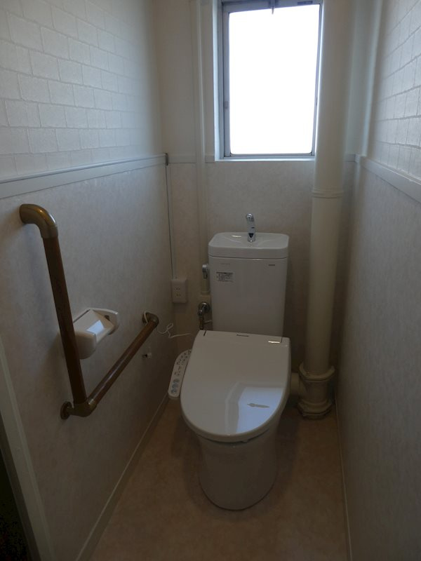 手すり、暖房温水洗浄便座付きです