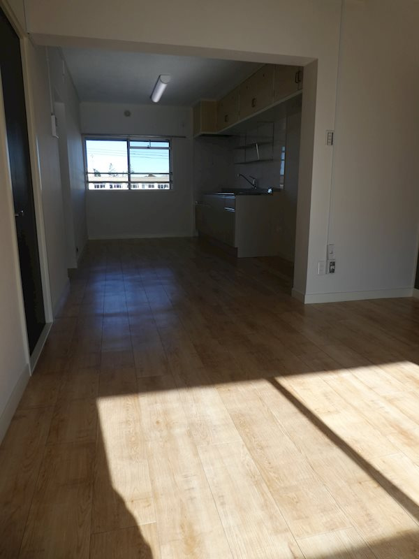 フローリング張替え済みできれいです。