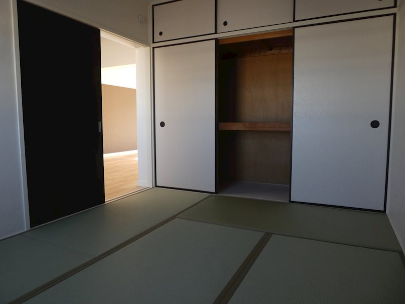 収納もしっかり付いた和室です。