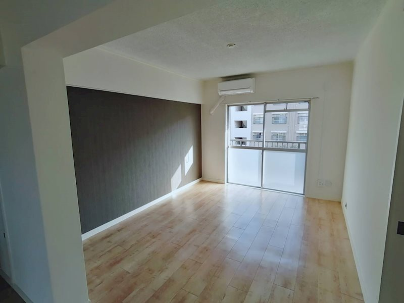 アクセントクロスがお洒落なリビングで日当たり良好