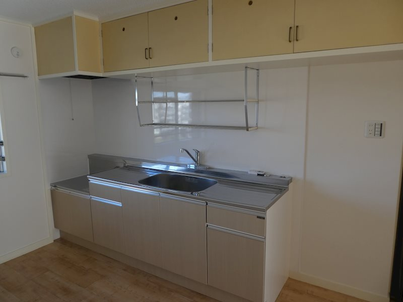 新しいキッチンで収納も豊富です