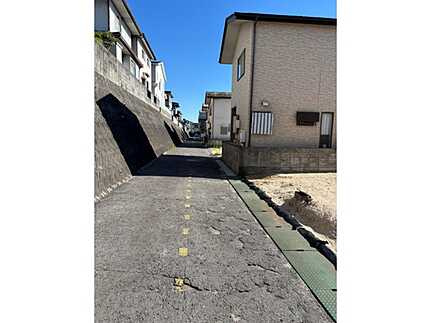 広島市佐伯区五月が丘3丁目　土地の前面道路含む現地写真