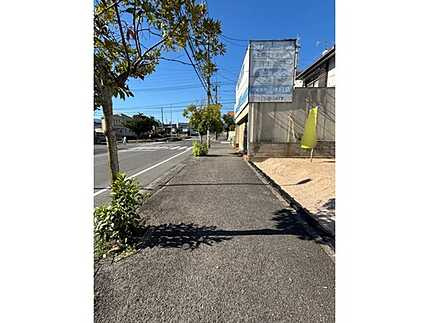 広島市佐伯区五月が丘3丁目　土地の前面道路含む現地写真