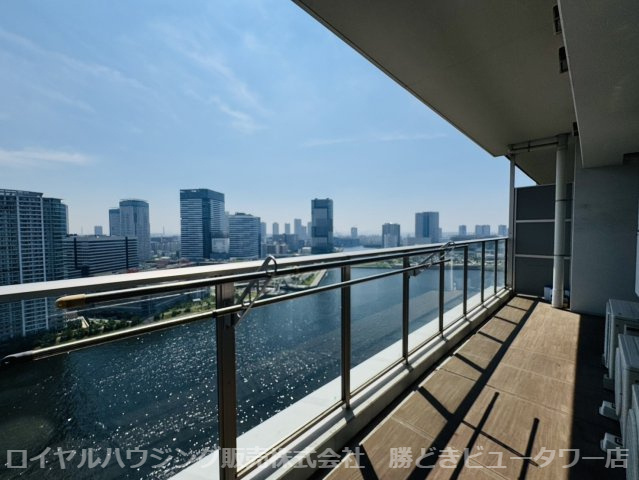 ガラス手摺のバルコニーで、室内から眺望が抜け開放的且つ光が差し込み明るい室内になります。