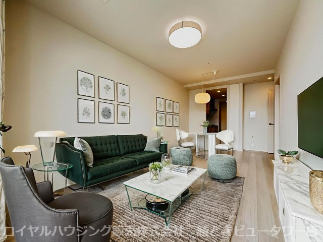 清潔感あるホワイト系ナチュラルカラーの床材と壁紙クロス、最大天井高は約2,600mmあり広々とした住空間となっております。
家具配置例（AIによる生成画像）