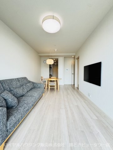 清潔感あるホワイト系ナチュラルカラーの床材と壁紙クロス、最大天井高は約2,600mmあり広々とした住空間となっております。