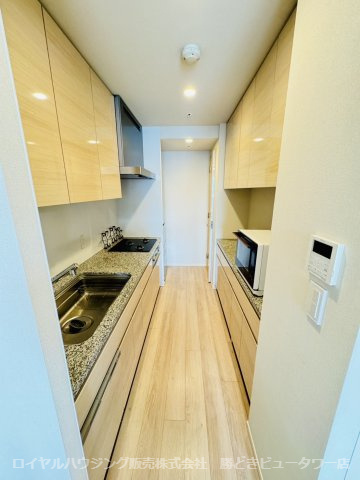 背面には造り付のカウンター付き食器棚、キッチン奥には約0.5帖のパントリーも御座います。