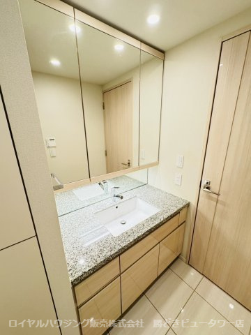 【御影石の天板仕様の洗面化粧台】
深型で水跳ねしにくいアンダーカウンター型洗面ボウル、ハンドシャワー水栓、鏡裏収納付き三面鏡、ヘルスメータースペース、ドライヤーフック付き
