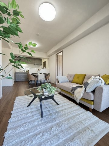 ネオハイツ三宮の居間・リビング