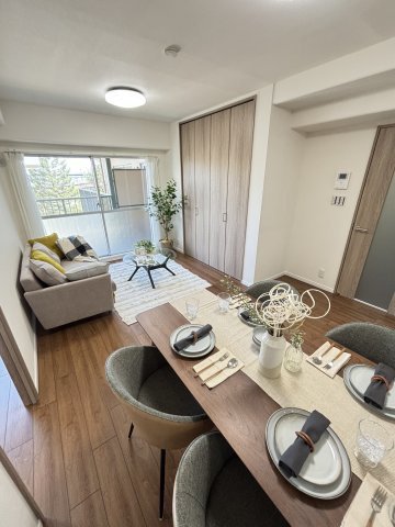 ネオハイツ三宮の居間・リビング