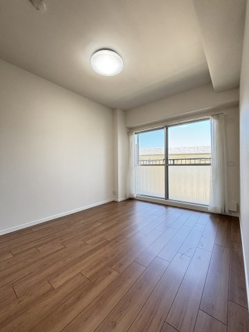 ネオハイツ三宮の洋室