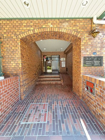 ネオハイツ三宮のエントランス