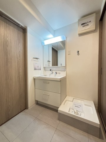 ネオハイツ三宮の独立洗面台