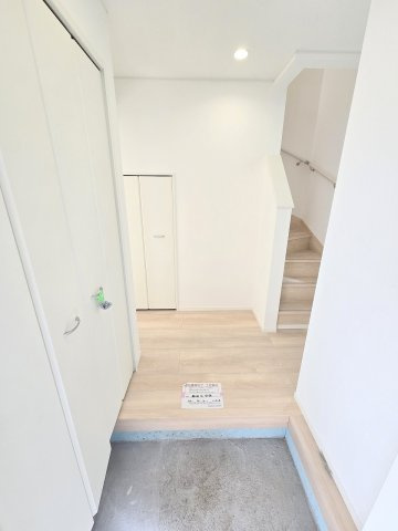 瑞穂町大字殿ヶ谷　全8棟の玄関