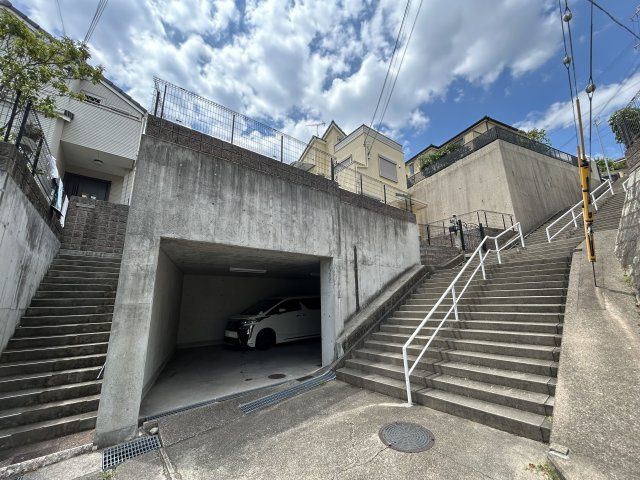 神戸市垂水区舞子坂２丁目戸建の駐車場