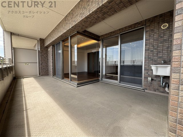 バルコニー。足元が広くお洗濯もしやすいです。