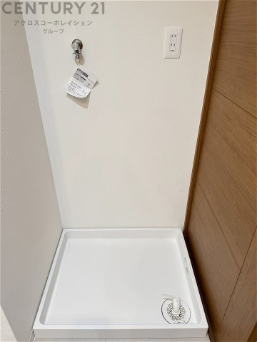 洗濯物の仕分け作業がしやすく、整理整頓が容易になります。洗濯音や湿気を他の部屋に持ち込まず、生活環境を快適に保ちます。上部を活用すれば収納スペースを確保でき洗剤や洗濯用品の整理もしやすくなります。
