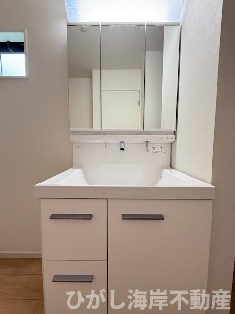 茅ヶ崎市本村5丁目　新築戸建　の独立洗面台|三面鏡化粧台