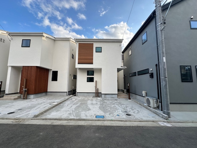 茅ヶ崎市浜須賀　新築戸建　全９棟の前面道路含む現地写真|7月22日撮影　建築中　現地外観