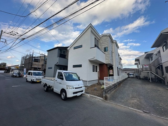 茅ヶ崎市浜須賀　新築戸建　全９棟の前面道路含む現地写真|1月29日撮影　外構工事中　現地外観