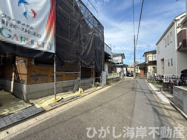 茅ヶ崎市萩園　新築戸建の前面道路含む現地写真|9月28日撮影　建築中　現地外観