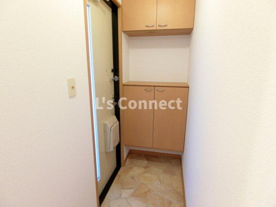 【玄関】 | プリムローズＥ | 下駄箱付きで靴も収納できます。